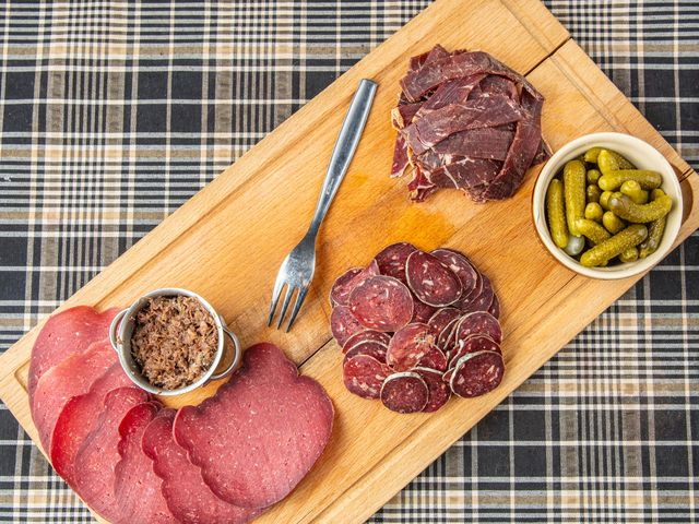 La Java Bleue Montbrison Planche de charcuterie de boeuf artisanale LA JAVA BLEUE.jpg